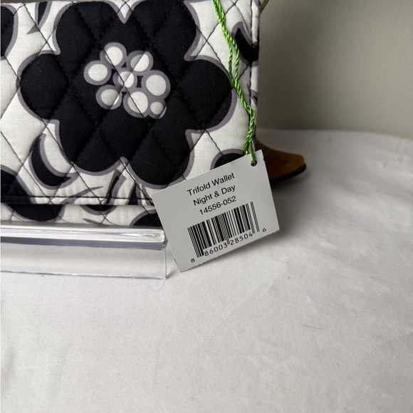 NWT Vera Bradley Night and Day Trifold Wallet Retired Pattern - Picture 2 of 8